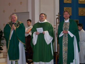 Bishop John D’Arcy, Father Glenn Kohrman, pastor of St. Vincent de Paul, and Father Kevin Bauman, associate pastor prepare to celebrate Mass.