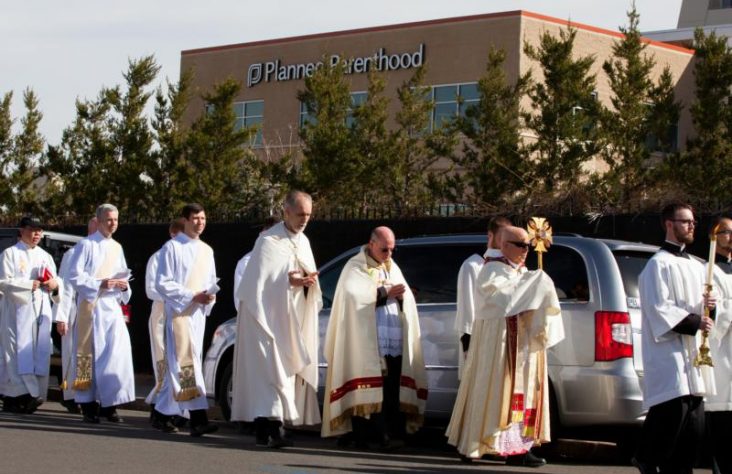 Denver archbishop leads 1,800 in procession around Planned Parenthood