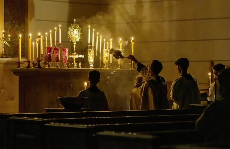 Adoration by Candlelight Proves to be Powerful Experience for Faithful in Attendance